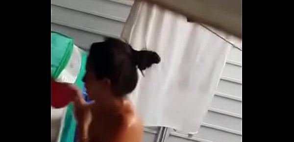  Novinha sendo filmada tomando banho